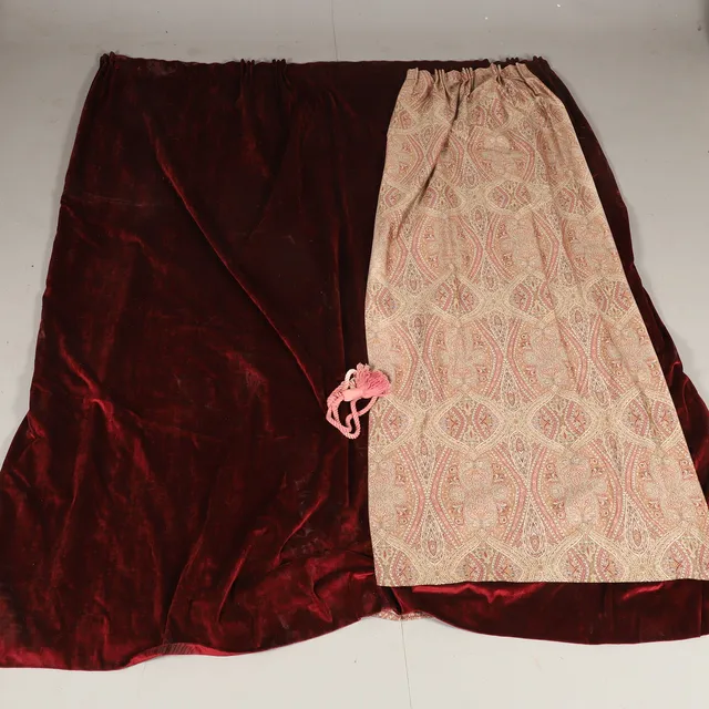 LAURA ASHLEY. Gardinuppsättning, 5 delar, sammet, brokad och chintz, slutet av 1900-talet.