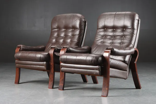 Skandinavisk møbeldesign. Par lænestole af bøg / læder, 1970'erne (2)