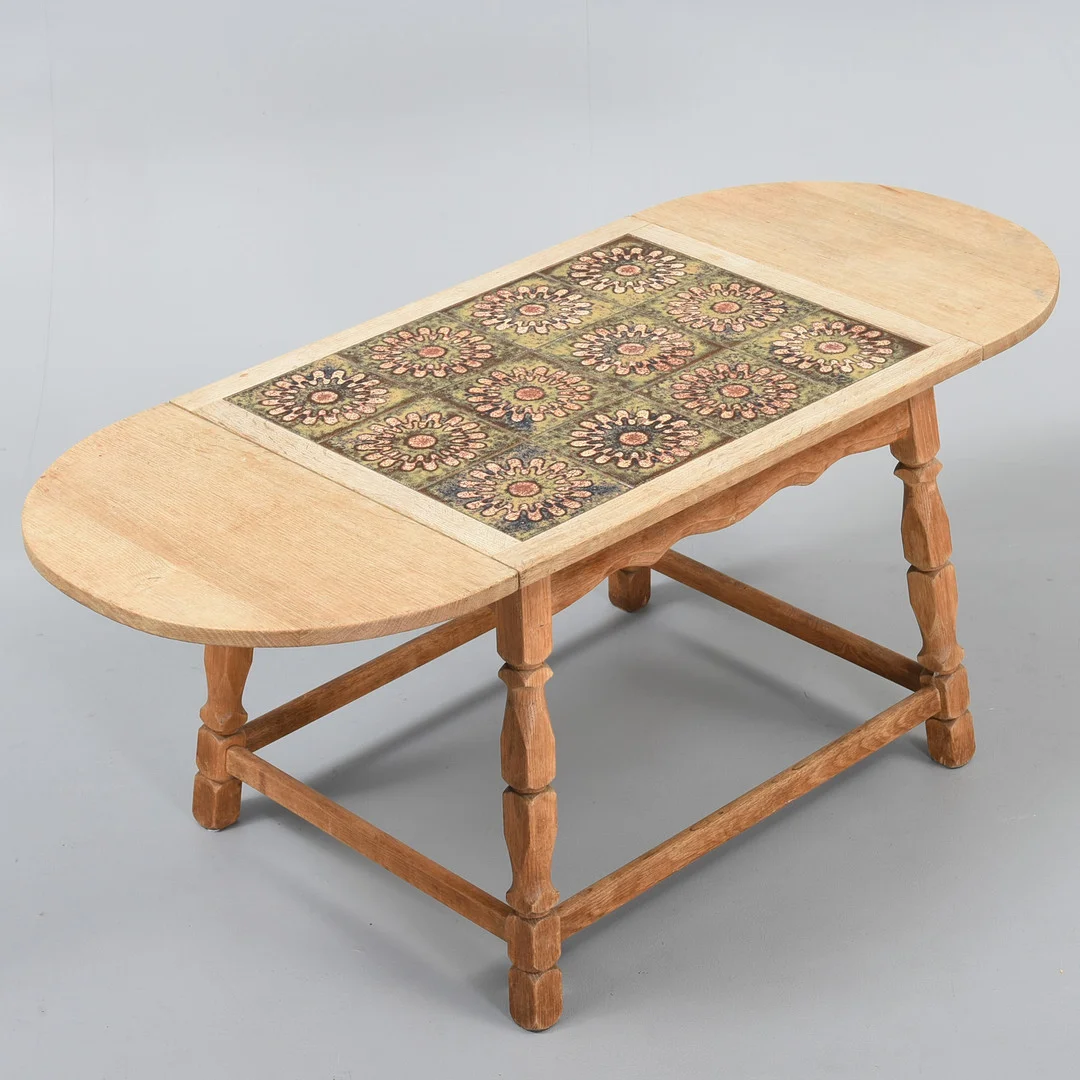 DANSK MØBELDESIGN sidebord i massiv egetræ ilagt keramik kakler. Danmark, 1970'erne. — Coffee Tables — Sørensen Auktioner