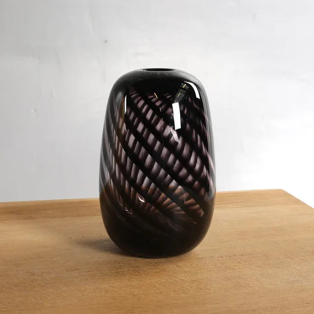 TORBEN JØRGENSEN (F. 1945). Cirkulær vase af glas, mørk snoet dekoration, unika. Udført hos Holmegaard Glasværk, Danmark.