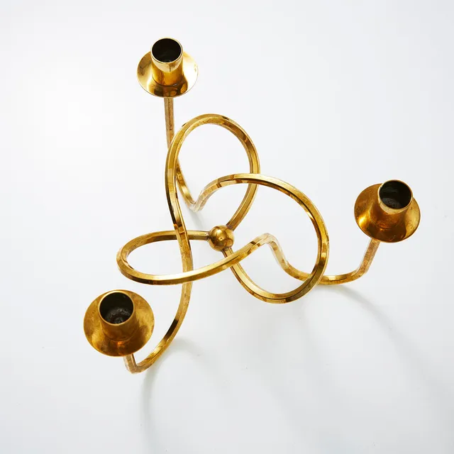 JOSEF FRANK. Ljusstake, mässing, "Vänskapsknuten", Josef Frank för Svenskt Tenn, 1900-tal.