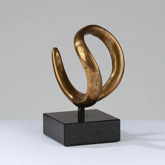 ANNA MARIE JUNKER. Organisk skulptur af bronze på base af granit, signeret.
