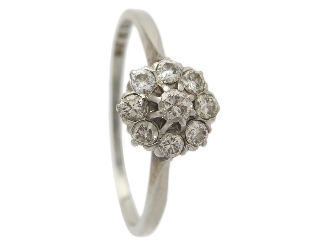 CARMOSÉRING, 18K vitguld, 9 äldre briljantslipade diamanter ca 0,29 ctv, ca W-TCr/SI-P, John Petterssons Eftr Juvelerar, Stockholm 1938, stl 16+ mm, vikt 1,7 g, slitna fattningar. — Smycken/Carmoséring — Kaplans