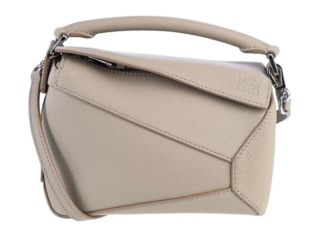 LOEWE, VÄSKA, Mini Puzzle Edge Bag, beiget grained kalvskinn, silverfärgade beslag, 18x12,5x8 cm, dustbag. Excellent Condition.