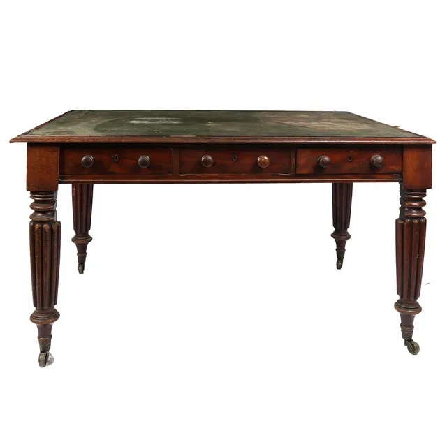 A 19TH CENTURY MAHOGANY LIBRARY TABLE IN THE MANNER OF GILLOWS.