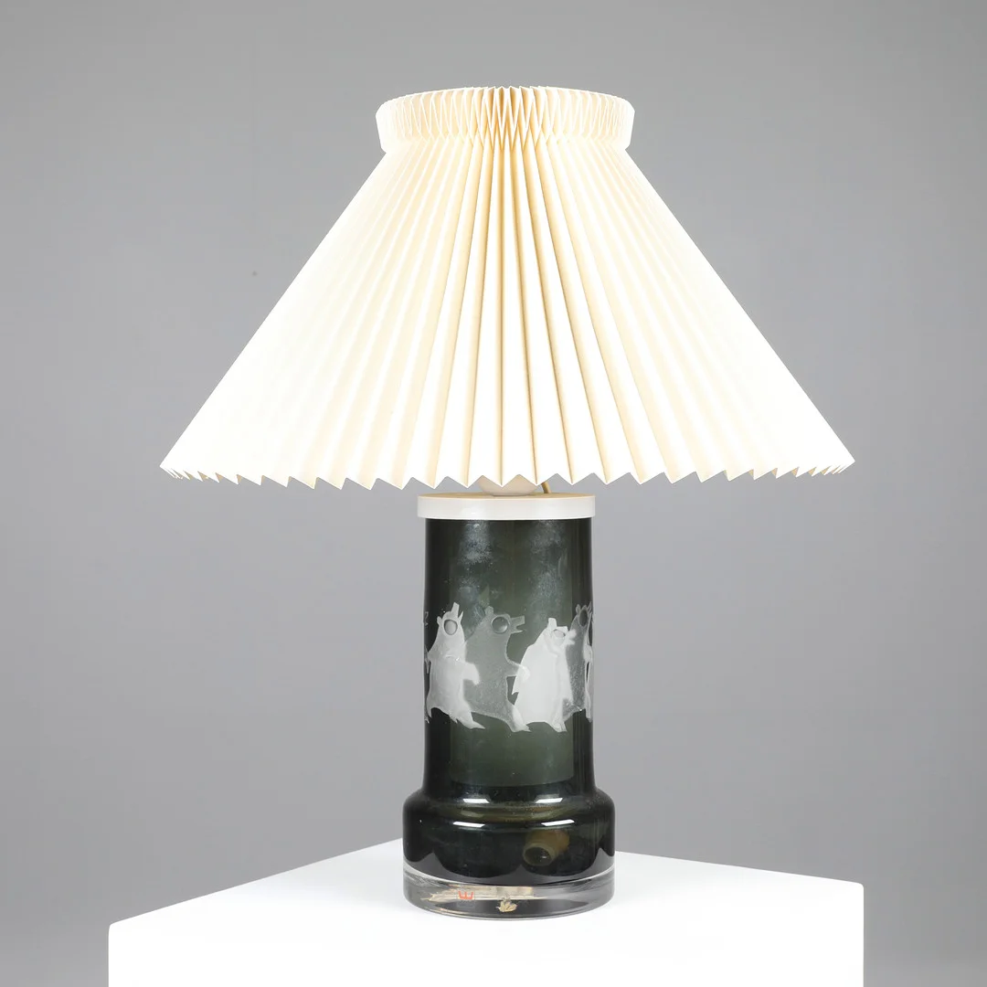 OVE SANDBERG. Kosta. Bordlampe af røget og klart glas med bjørne, 1970'erne. — Table Lamps — Bidstrup Auktioner