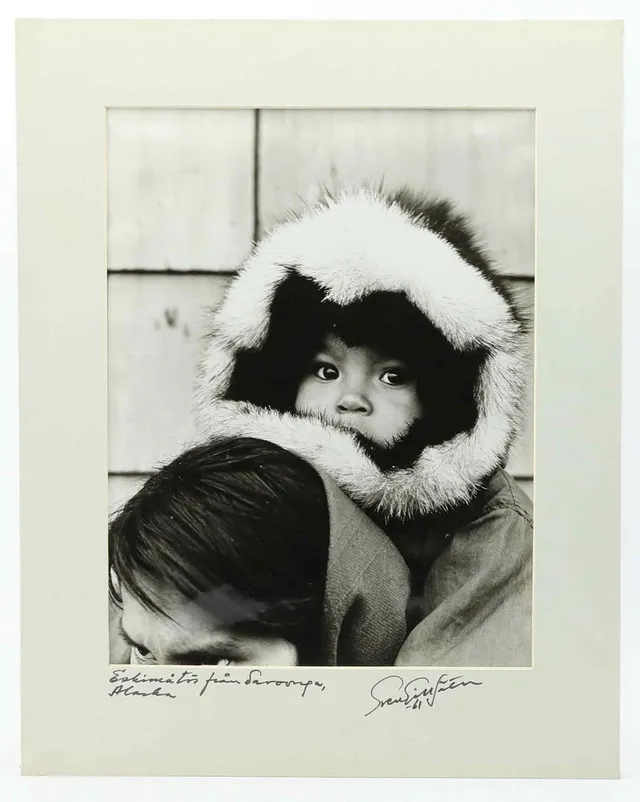 SVEN GILLSÄTER (1921-2001). Fotografi, "Eskimåtös från Savoonpa, Alaska" signerad och daterad -61.