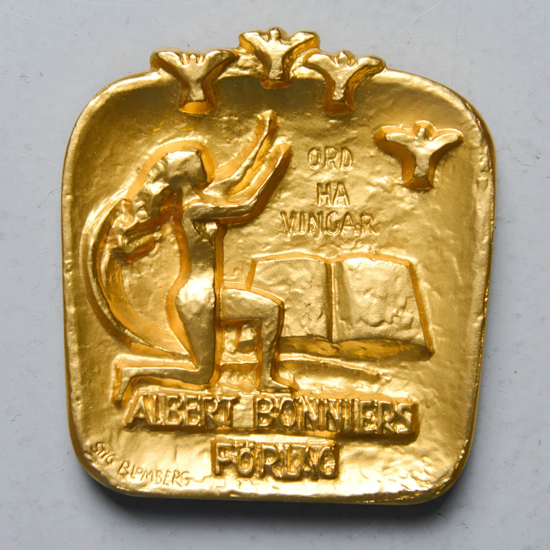 STIG BLOMBERG. Plakett, förgylld brons, Albert Bonniers förlag, Sporrong. — Bronzes — Formstad Auktioner
