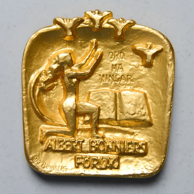 STIG BLOMBERG. Plakett, förgylld brons, Albert Bonniers förlag, Sporrong.
