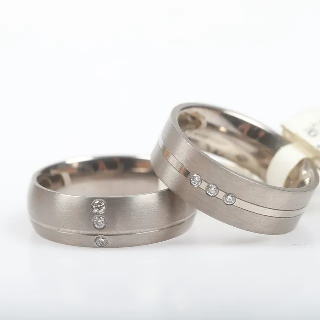 ALLIANSRINGAR, 2 stycken, titan med briljantslipade diamanter, totalt 0,06 ct.