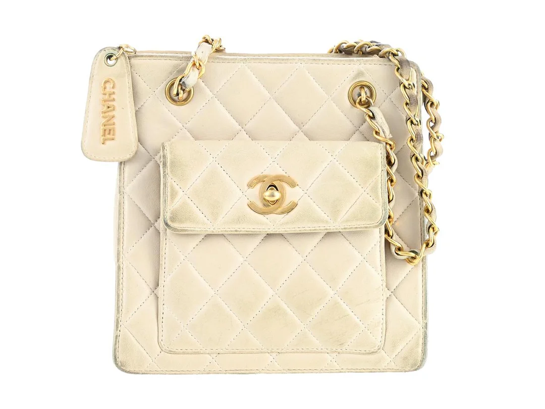VÄSKA, CHANEL, beige quiltat läder, guldfärgade beslag, 15x18x5,5 cm, hologrammärkt 4810067, år 1996-1997, cert, fläckar på läder, bruksslitage, — Accessoarer/Väskor — Kaplans
