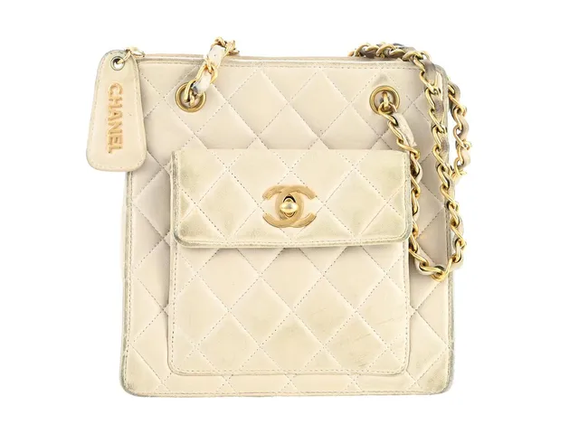 VÄSKA, CHANEL, beige quiltat läder, guldfärgade beslag, 15x18x5,5 cm, hologrammärkt 4810067, år 1996-1997, cert, fläckar på läder, bruksslitage,