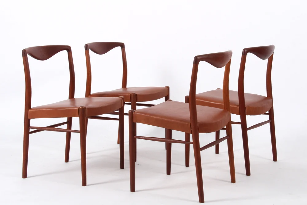 Kai Lyngfeldt Larsen. Four chairs, teakwood and leather (4) — Furniture/Chairs — Lauritz