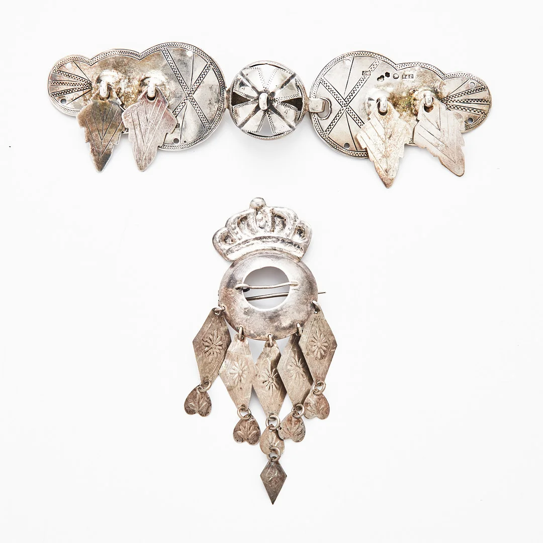 DRÄKTBROSCH, silver, Gustaf Graumann, Falun, 1908, DRÄKTSMYCKE / SPÄNNE, silver, Johan Erik Pettersson, Gällivare, 1917. — Silver — Stockholms Auktionsverk Magasin 5