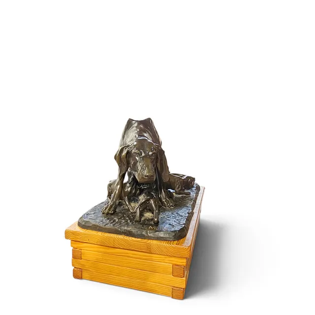 PIERRE-JULES MÈNE. Gran escultura de perra amamantando cachoros en bronce. Sobre base de madera.
