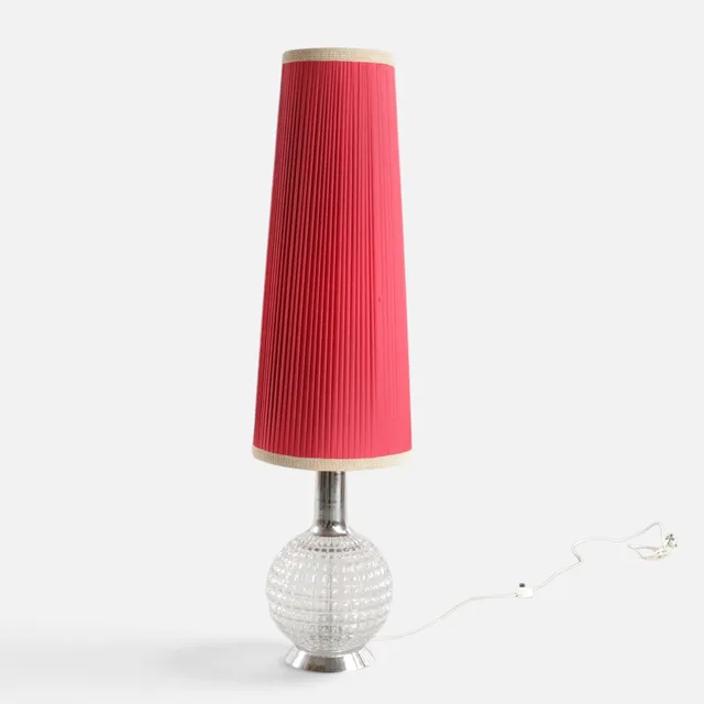 Gulvlampe kugleformet fod af reliefglas, forkromet fodrand og stamme, monteret med høj plisseret skærm af rødt stof. 20. årh. anden halvdel.