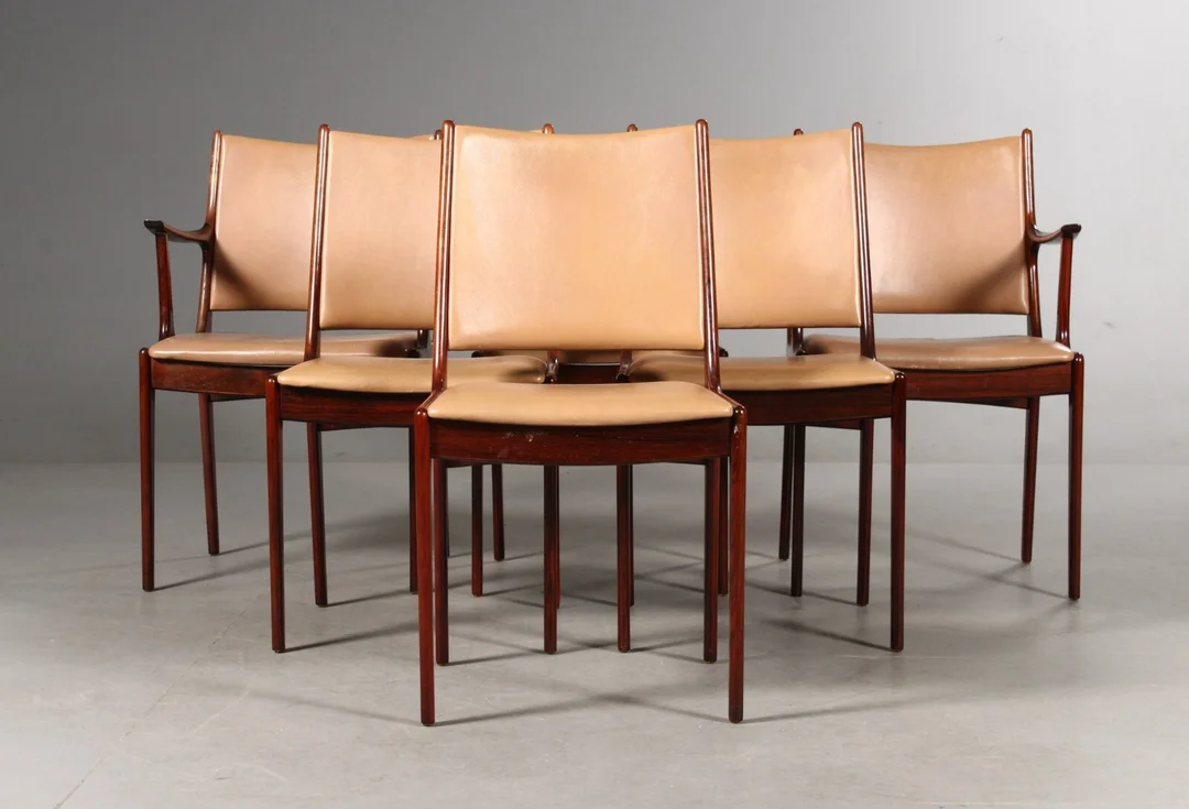 Johannes Andersen. A pair of armchairs and four dining chairs, rosewood (6) — Furniture/Chairs — Lauritz