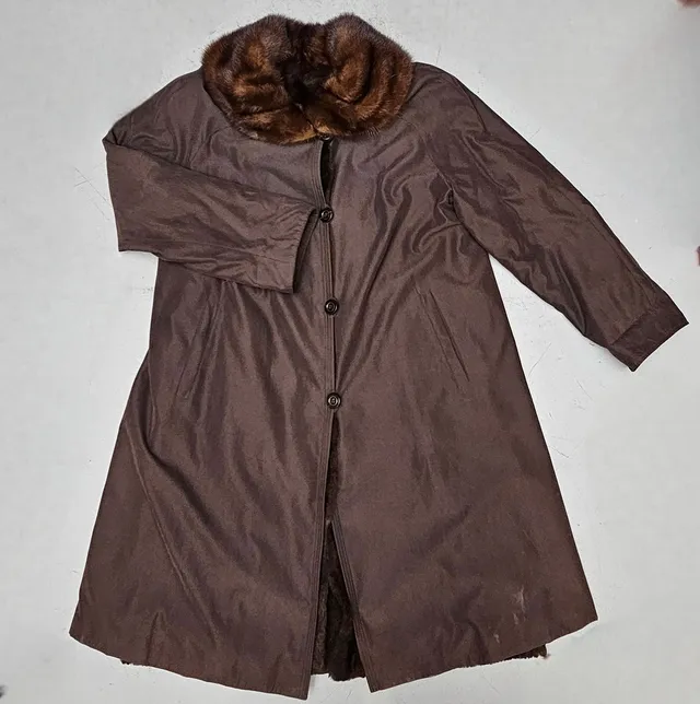 GABARDINA CON CUELLO DE VISON.