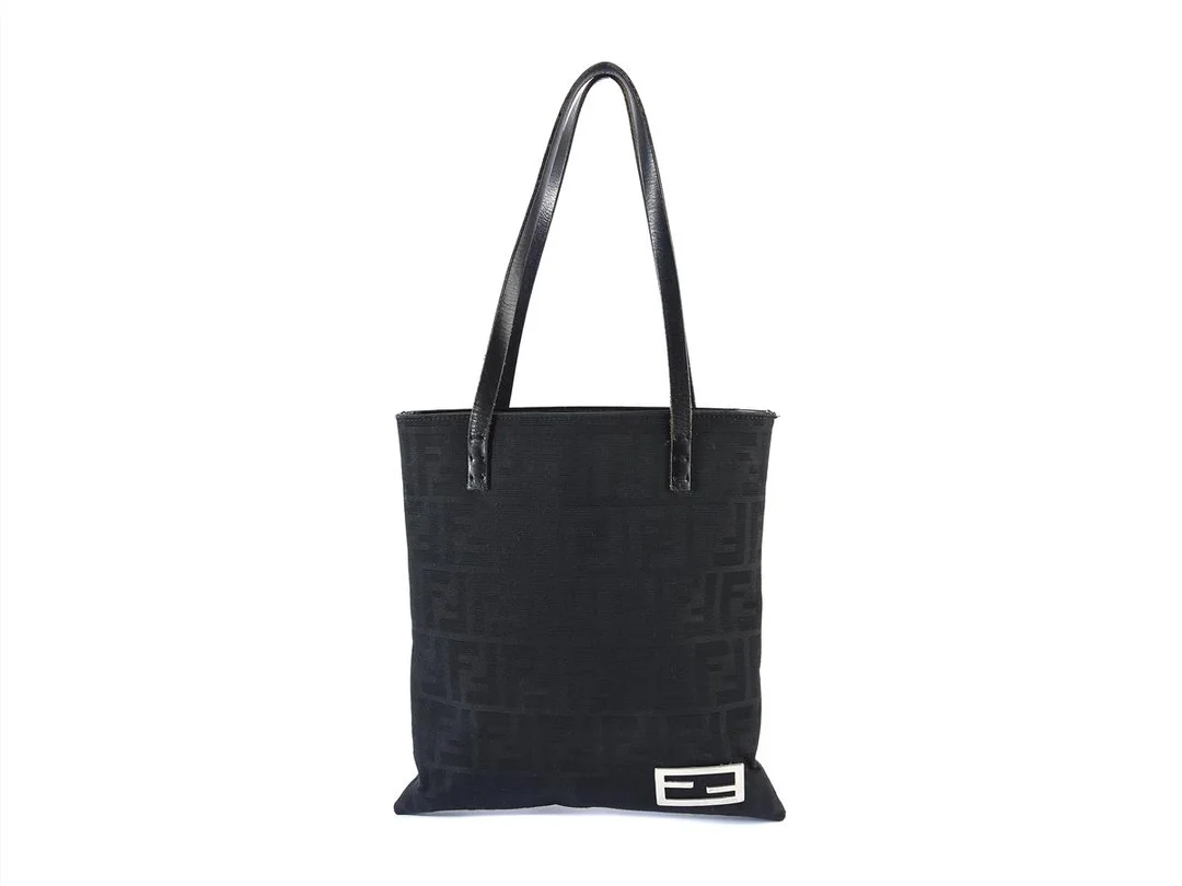 VÄSKA, FENDI, svart tyg, monogram, silverfärgade beslag, 26x29 cm, slitage. — Accessoarer/Väskor — Kaplans