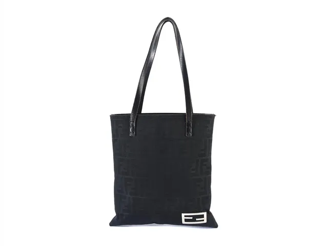 VÄSKA, FENDI, svart tyg, monogram, silverfärgade beslag, 26x29 cm, slitage.