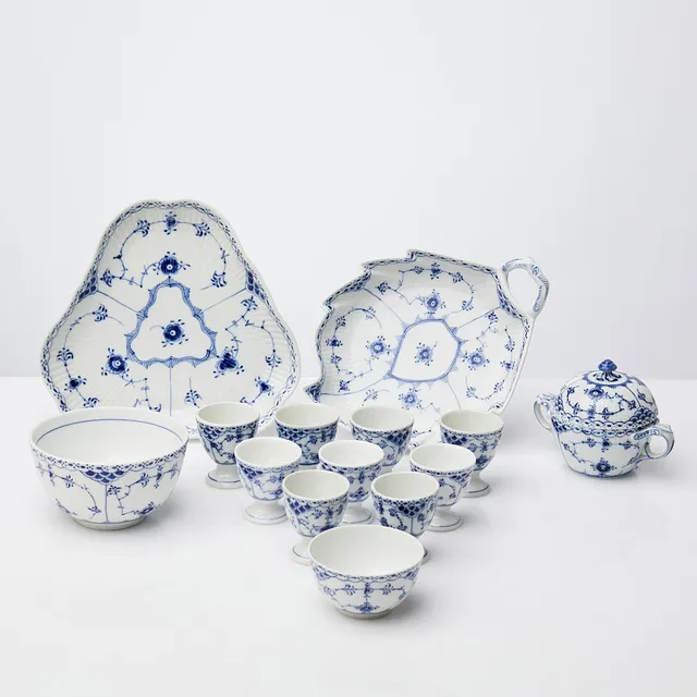 ROYAL COPENHAGEN. Servisdelar, 14 dlr, "Musselmalet", halvblond / half lace, 1940-60 tal.