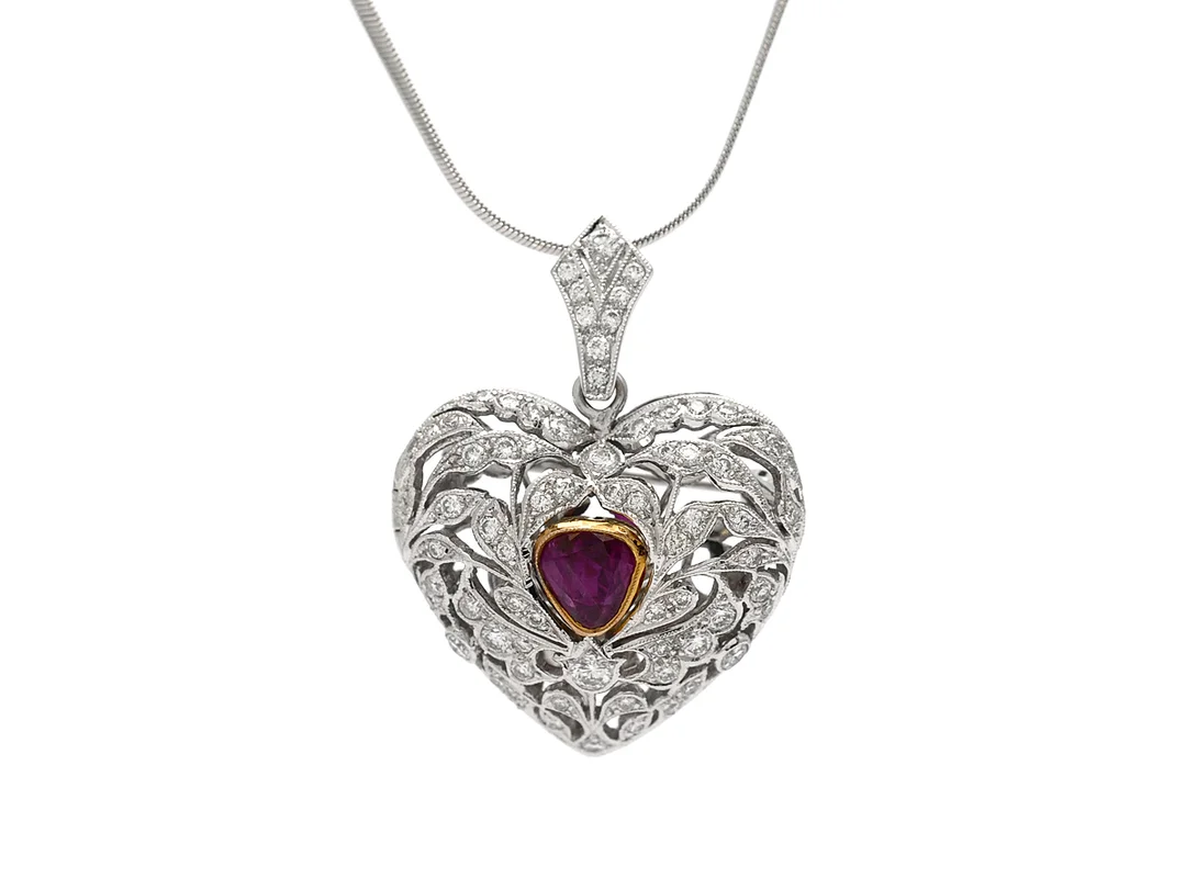 HÄNGE/KEDJA, 14K/18K vitguld, rubin, 72 briljantslipade diamanter ca 1,08 ctv, ca TW-W/VS- SI, hänge i form av ett hjärta, kan även användas som brosch, längd 45 cm, vikt 14 g. — Smycken/Hänge med kedja — Kaplans