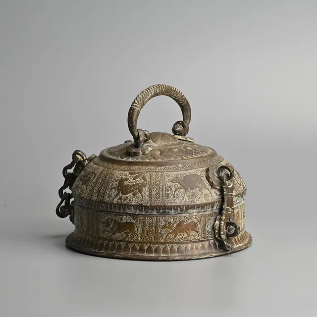 AN INDIAN BRASS BETEL BOX AND COVER, 20TH CENTURY.