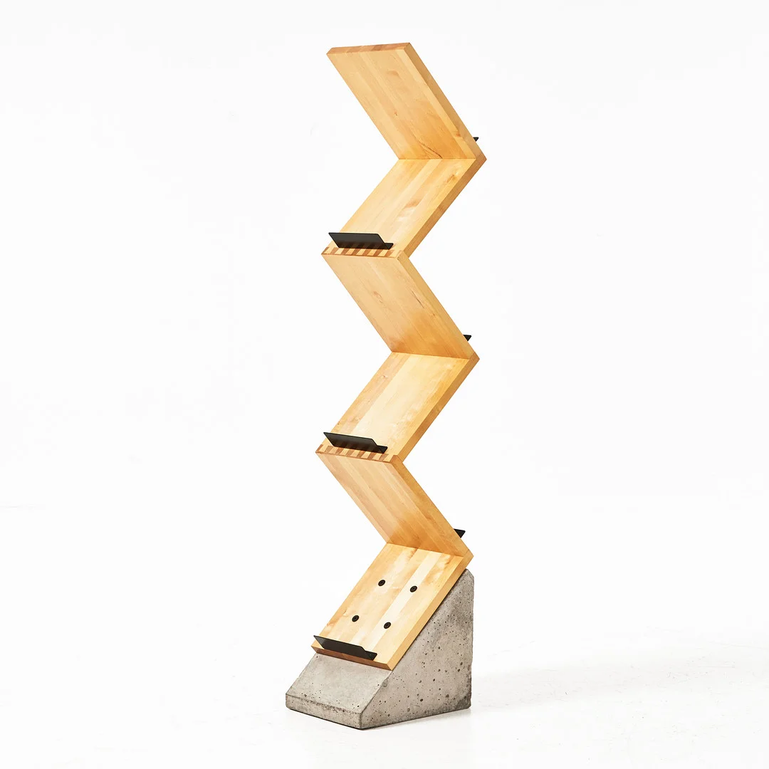 JONAS BOHLIN. "Zink", hylla, Källemo, formgiven 1984, björk, på sockel i betong, beslag i svärtad metall. — Cupboards, Cabinets & Shelves — Stockholms Auktionsverk Magasin 5