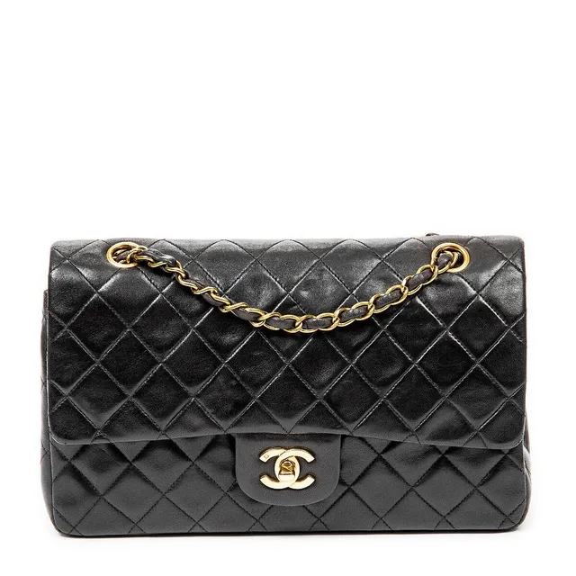 A “Classic Double Flap” handbag in black quilted leather with double interlace chain handle, gold-toned hardware, CC turn-lock, one back pocket, one compartment with a zip pocket, one compartment with three side pockets and burgundy leather lining. H. 16 x W. 25.5 x D. 7.5 cm. 1994–1996.