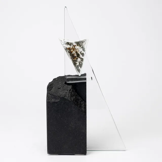 BRIGITTE LINDE. Skulptur, glas och sten, signerad Linde, etikettmärkt, samtida.
