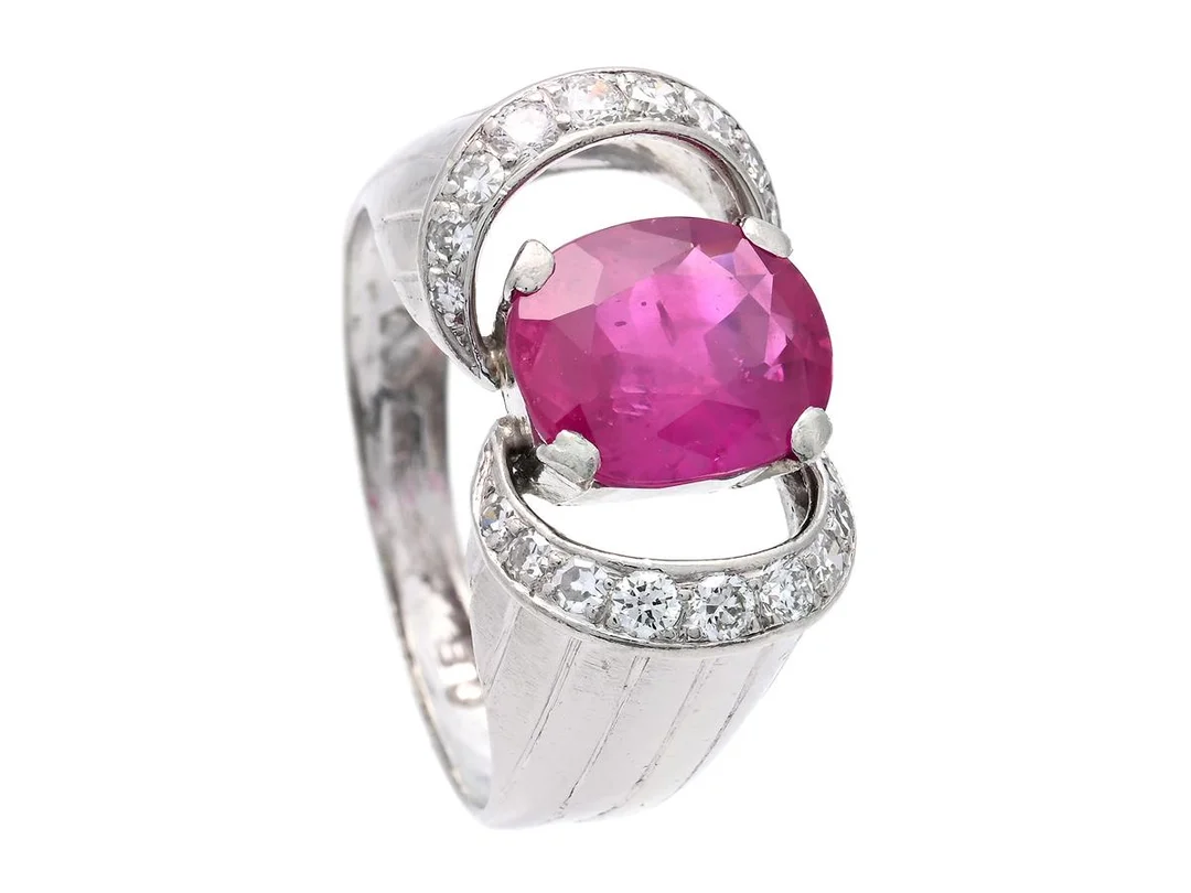 RING, platina, obehandlad Burmesisk rubin 3,08 ct, GCS report 5785-1565, briljant- och åttkantslipade diamanter ca 0,35 ctv, Stockholm, 1900-talets senare hälft, stl 17,5 mm, vikt 7,9 g, storleksändrad, slitage, rubinen har nagg och naturliga håligheter. — Smycken/Ring — Kaplans