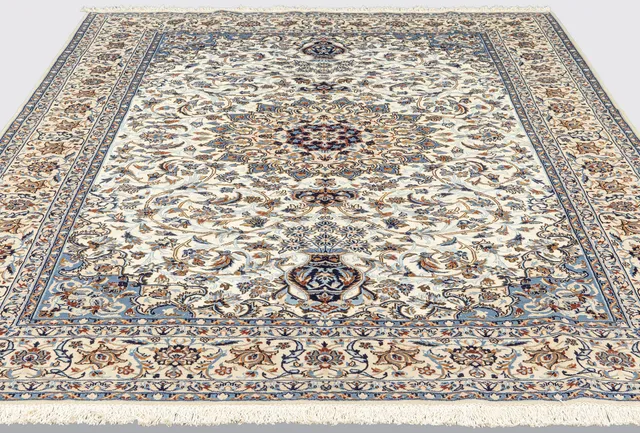 ORIENTMATTA. Nain, med silkesinslag, s.k. 9 LAA, 308 x 211 cm.