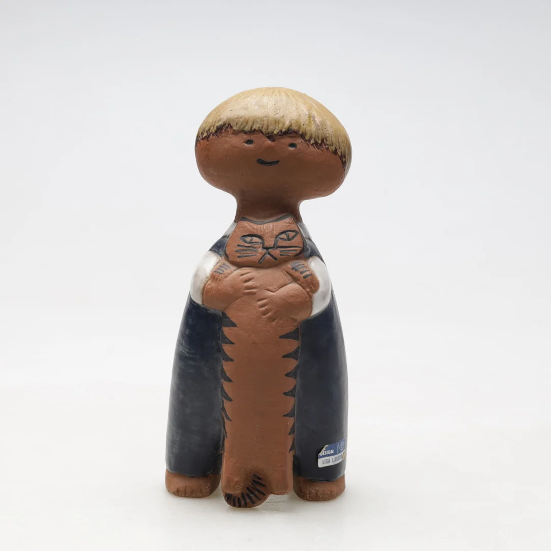 LISA LARSON. Figurin, "Pelle", ur serien Larsons ungar, stengods, Gustavsberg. — European — Gomér & Andersson Nyköping