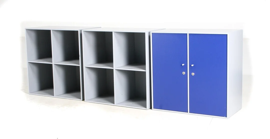 Peter J. Lassen. Three Montana cabinet modules and bookcases, grey lacquered (3) — Furniture/Shelving — Lauritz