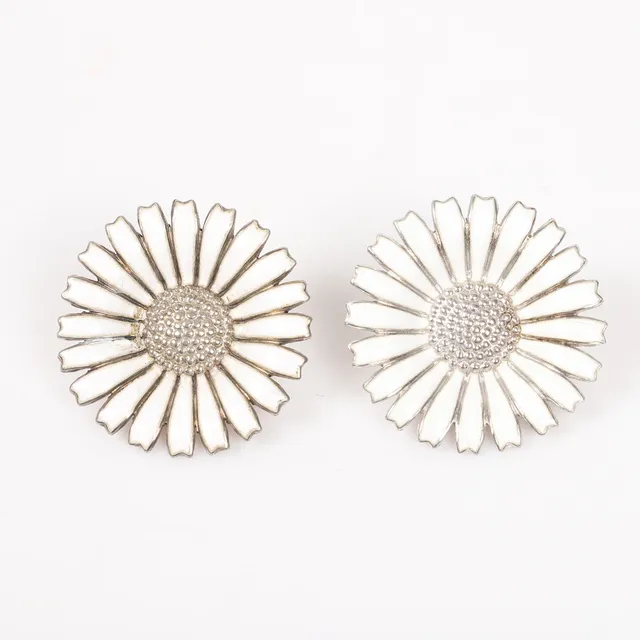 GEORG JENSEN. ÖRHÄNGEN, 1 par, "Daisy", sterlingsilver med emaljdekor, Danmark.