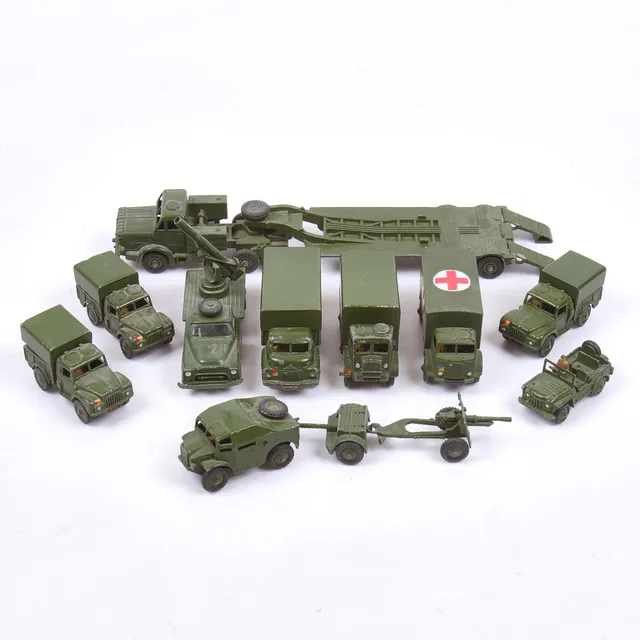 MODELLBILAR, plåt, 12 st, militära fordon, Dinky Toys, England samt Vilmer Toys, Danmark.