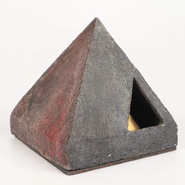 BENGT MALMQUIST. TILLSKRIVEN. Pyramid, keramik, osignerad.