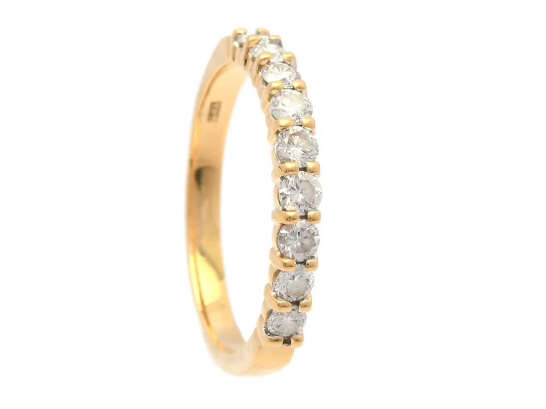 ALLIANSRING, 18K guld, 9 briljantslipade diamanter ca 0,45 ctv, ca W-Cr/VS-P, stl 17 mm, vikt 2,6 g. — Smycken/Alliansring — Kaplans