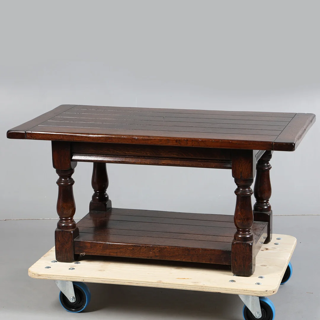 A 20TH CENTURY OAK LOW COFFEE TABLE. — Coffee Tables — Bishop & Miller
