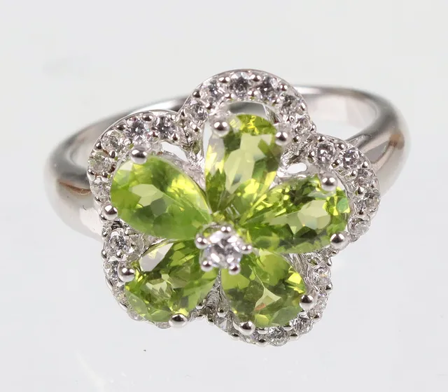 PERIDOT BLÜTENRING, Silber 925.