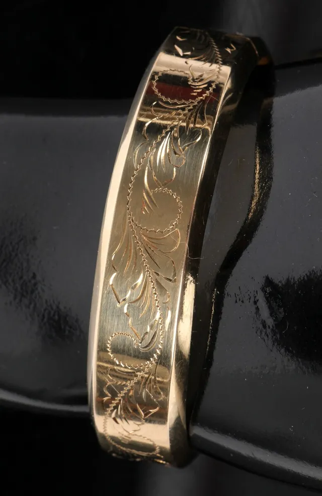 Herman Siersbøl. Armring i 14 kt guld med ciceleringer, 24 gram