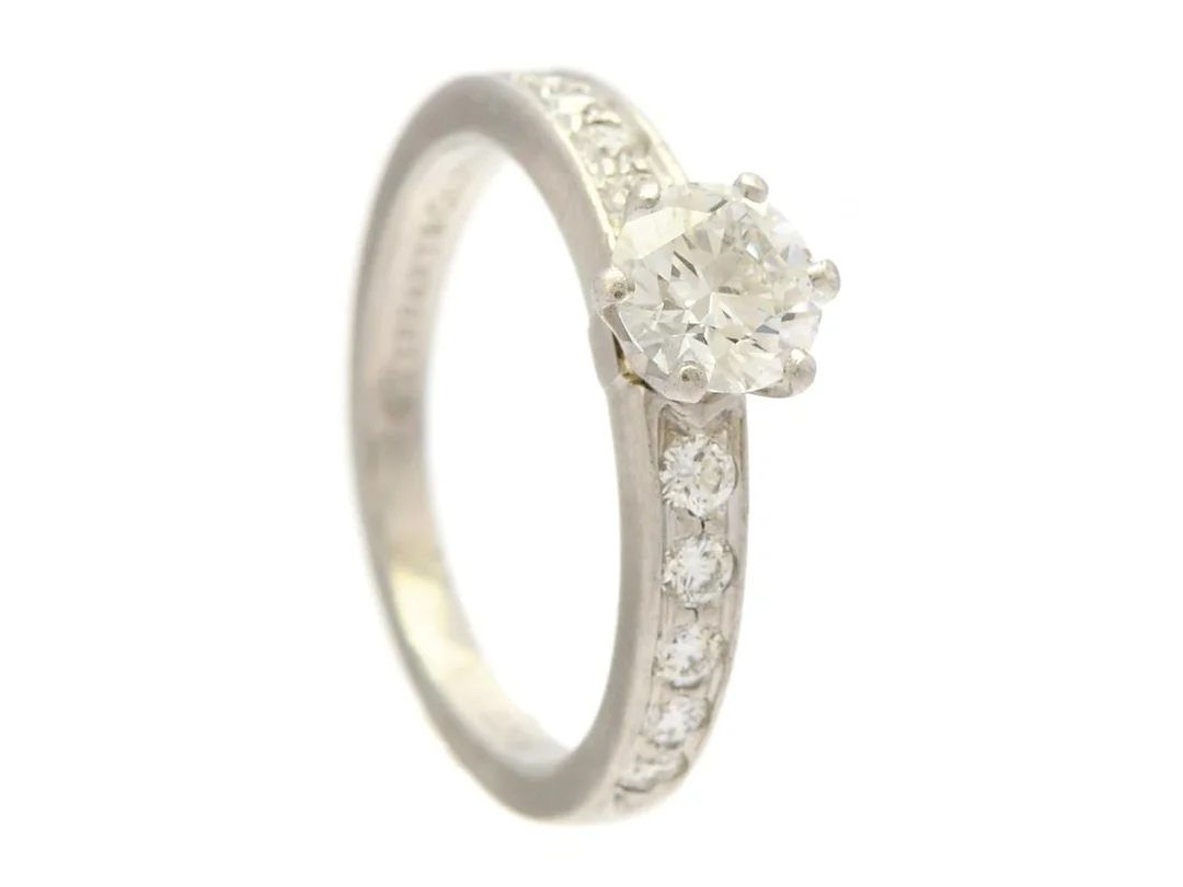 TIFFANY & Co, platina, briljantslipad diamant 0,61 ct, River(D)/VVS2, 10 briljantslipade diamanter ca 0,30 ctv ca TW/VVS, stl 16,5 mm, vikt 4,6 g, certifikat, vikt 4,6, skev ringskena, originalask. — Smycken/Ring — Kaplans