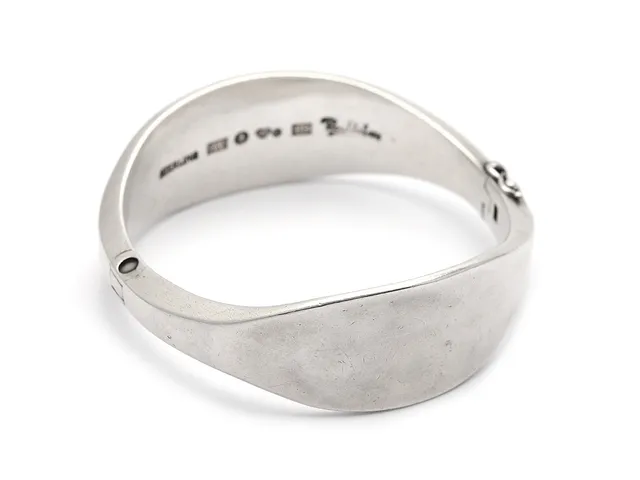 REY URBAN, armring, sterlingsilver, signerad, Stockholm 1961, öppningsbart, diameter 5,3 x 5,7 cm, vikt 67,7 g.