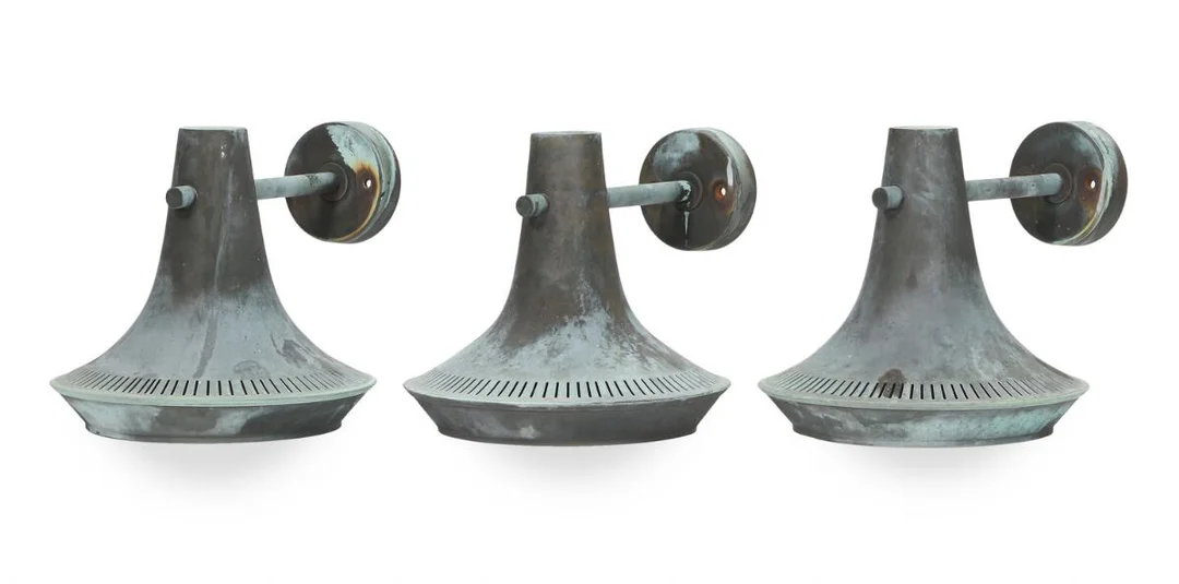 Three outdoor patinated copper wall lamps. Presumably manufactured by Ataljé Lyktan, Sweden. 1950s. H. 22. L. 31 cm. (3) — Modern Lighting — Bruun Rasmussen