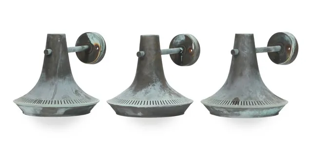 Three outdoor patinated copper wall lamps. Presumably manufactured by Ataljé Lyktan, Sweden. 1950s. H. 22. L. 31 cm. (3)