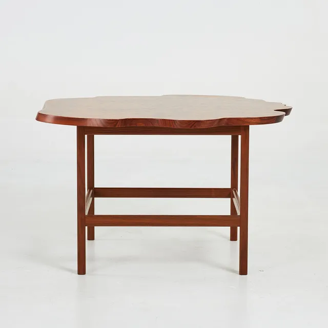 JOSEF FRANK. Soffbord, modell 1057, Firma Svenskt Tenn, konturrerad skiva fanérad i almrot, kopplad benställning i valnöt.