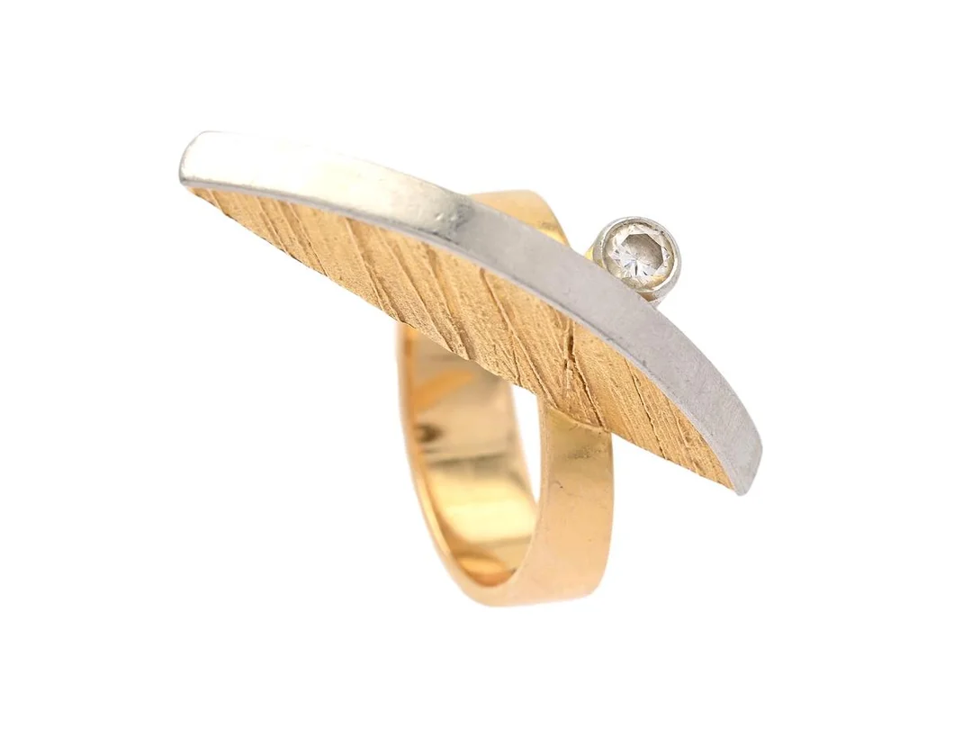 LAPPONIA, ring, Palme, 18K guld/platina, briljantslipad diamant ca 0,15 ct, ca TW/VS, design Christophe Burger, Finland 1991, stl 17,25 mm, vikt 9,5 g. — Smycken/Ring — Kaplans