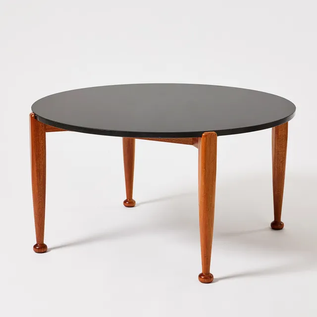 JOSEF FRANK. Soffbord, Firma Svenskt Tenn, modell 965, modellen formgiven 1938, mahogny, skiva i svart marmor.