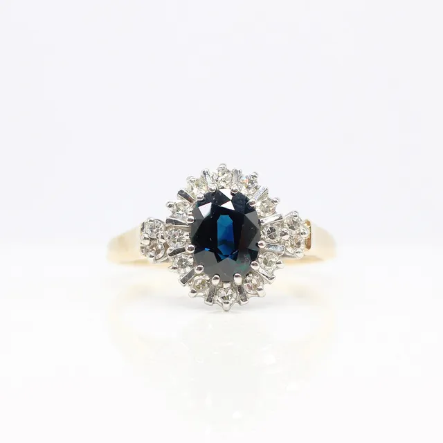 SAPPHIRE & DIAMOND CLUSTER RING.