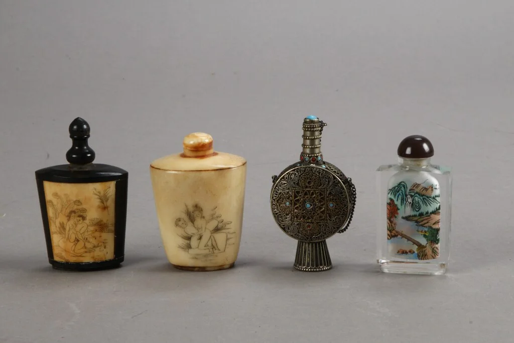 4 pcs. oriental / Chinese snuff bottles / flacons (4) — Silver, bronze, copper and pewter/Silver flatware — Lauritz